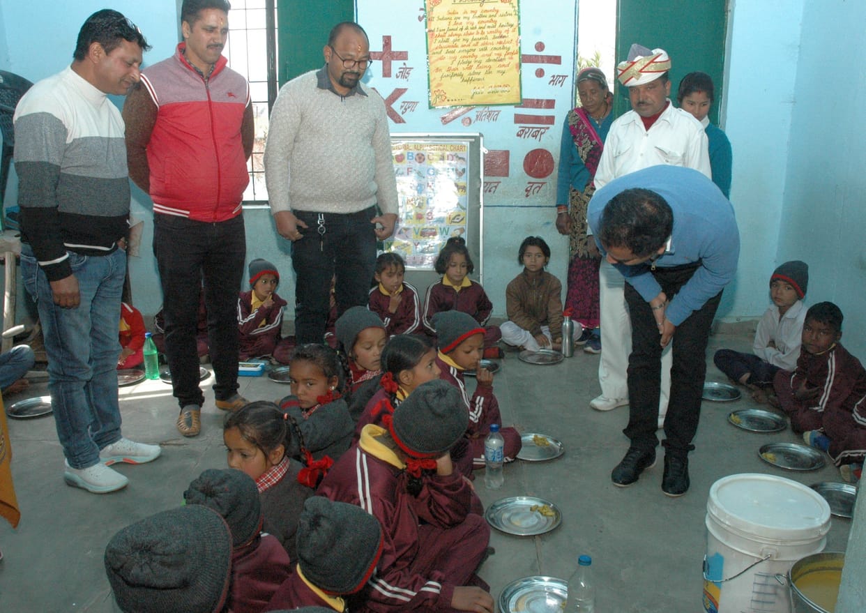SDM angry over feeding mid-day mills to children sitting on the floor