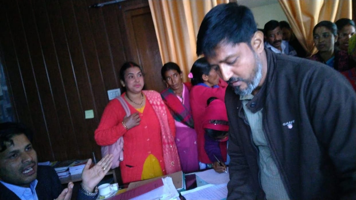 Villagers surround SDM of Salt