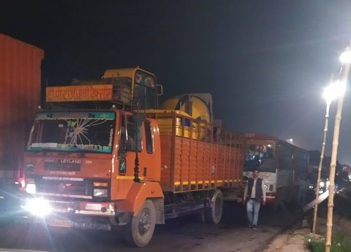 Three hours jammed due to truck failure on Lucknow-Kanpur highway