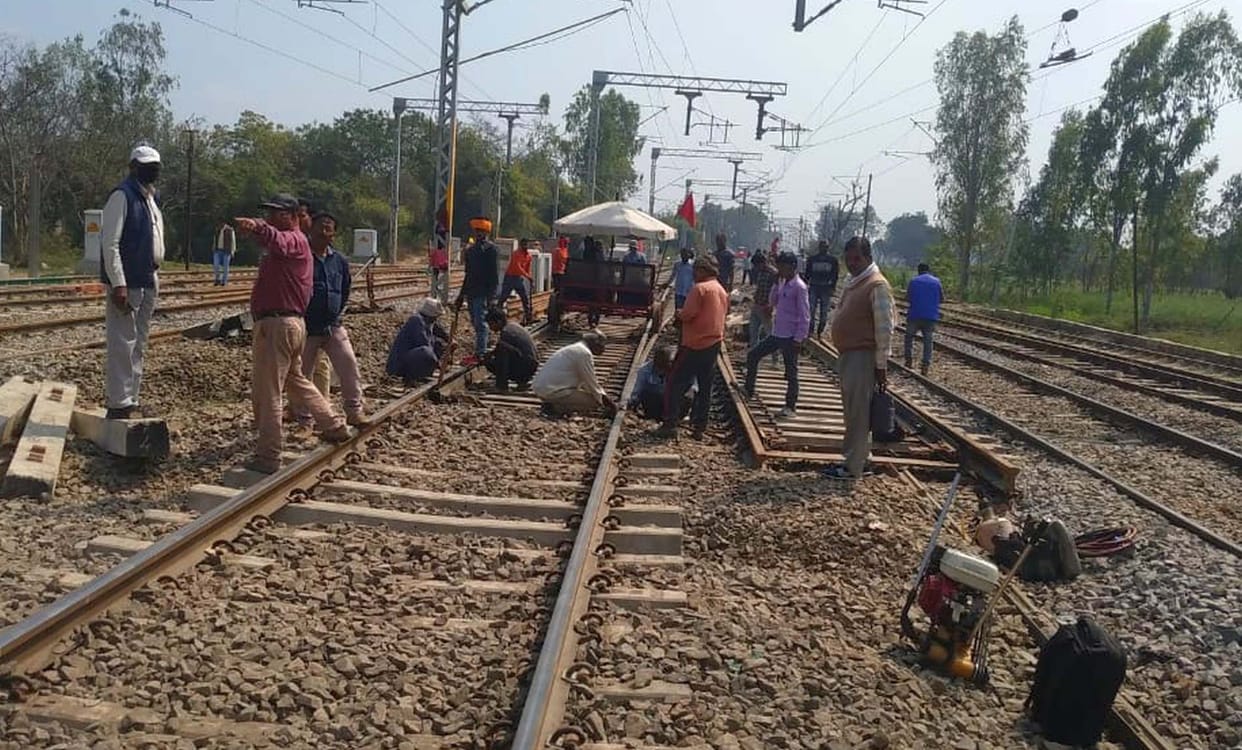 non interlocking of gouriganj-amethi track