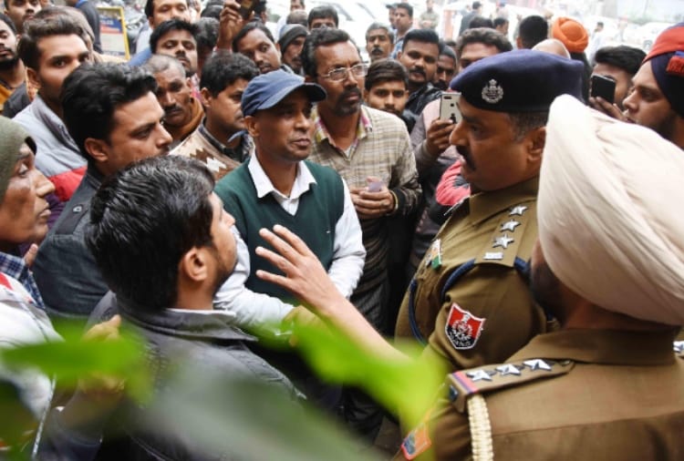 Ruckus by family members outside the police commissioner's office after a person death in Ludhiana