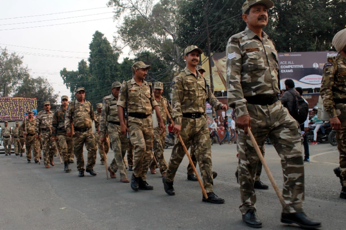 Clash between Police and cleanliness workers many injured force deployed in area