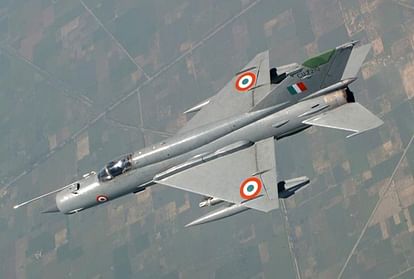 MiG-21 बाइसन ने आखिरी बार भरी उड़ान, राजस्थान के बाड़मेर में उत्तरलाई शहर के… - MiG-21 Bison flew for the last time, at Uttarlai city in Barmer, Rajasthan…