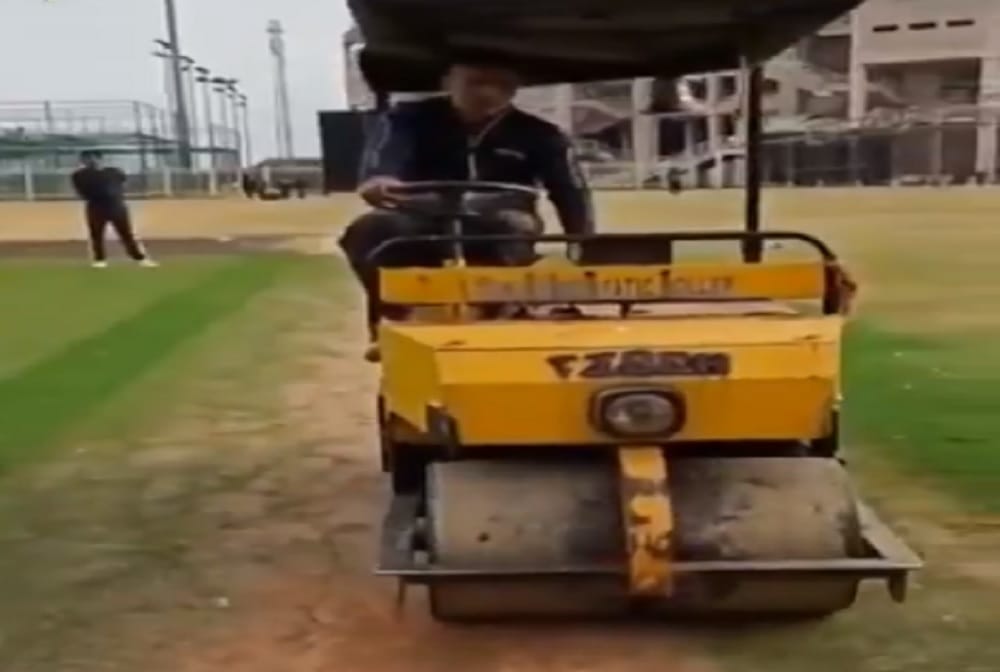 ms dhoni trying his hands on pitch roller machine at JSCA ramchi