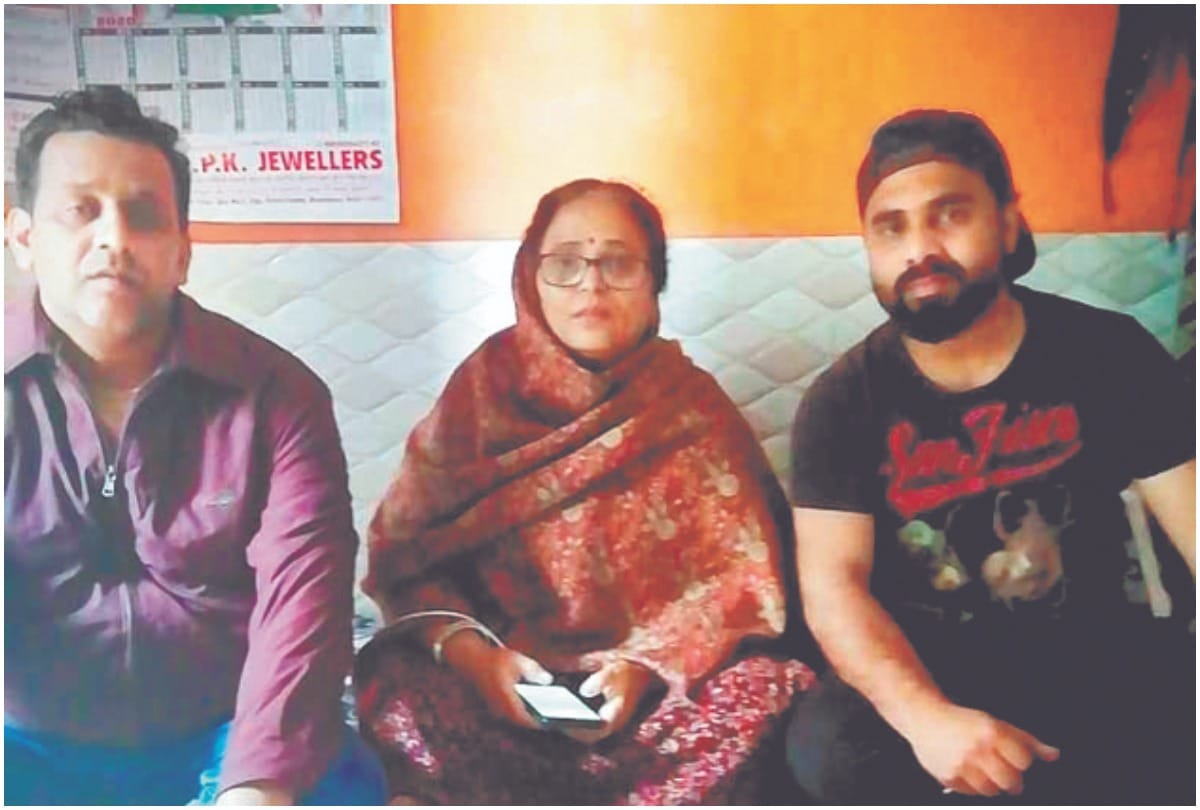 Jhunsi ke mo Anas saved the life of a Hindu woman involved in Delhi violence