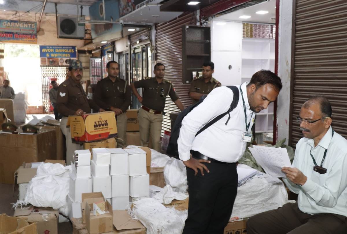 raid on gufran cosmetic shop in mumtaz market of aminabad in lucknow