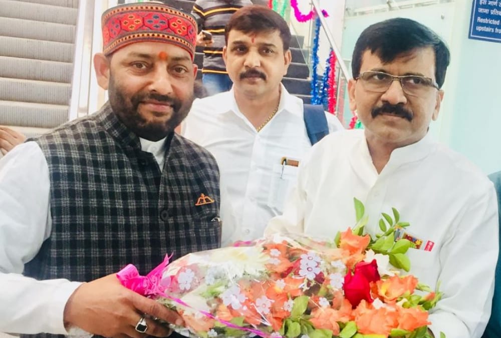 Sanjay Raut visits Ayodhya before Udhav Thackray visit.