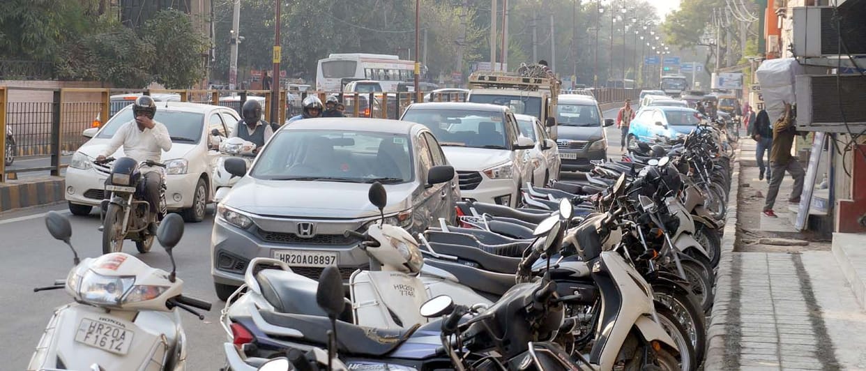 Traffic police could not make Delhi Road a no-parking zone in seven days