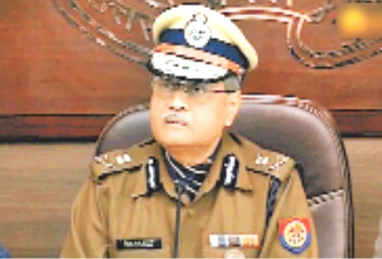 UP DGP addressed police officers and warns them.