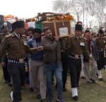 शहीद सैनिक का पार्थिव शव लेकर गांव पहुंचे सेना के जवान।