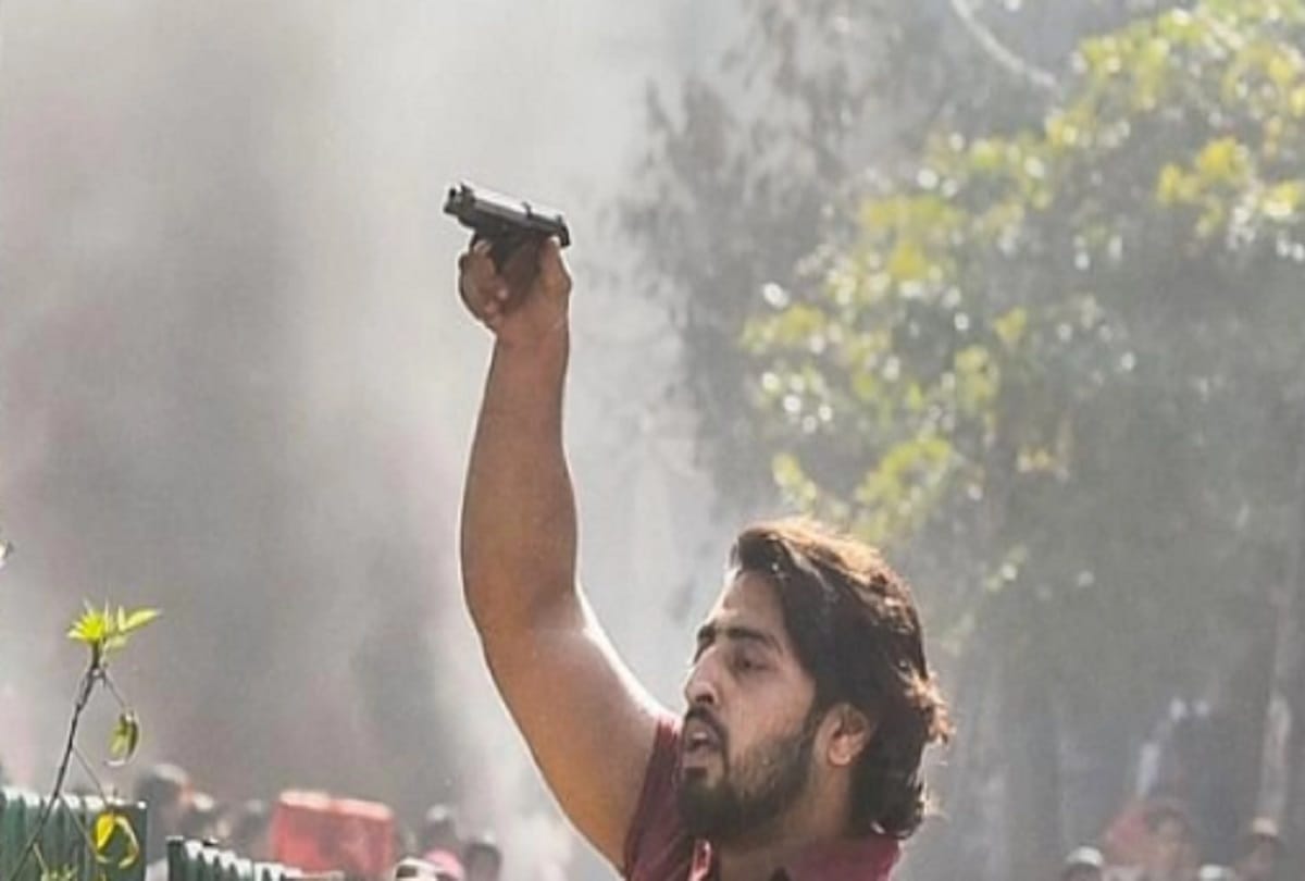 Shah Rukh who shot the gun during delhi violenvce is still absconding