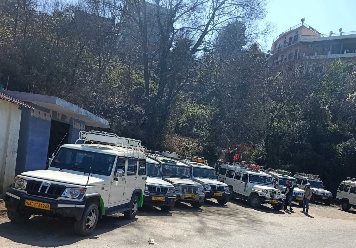 Taxis are the only traffic support on the marginal platform-Tamali motorway