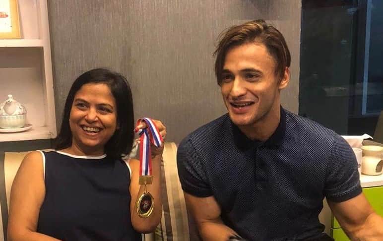 Bigg Boss 13 Asim Riaz contestant Asim Riaz gave his trophy to Sangeeta Bhatia
