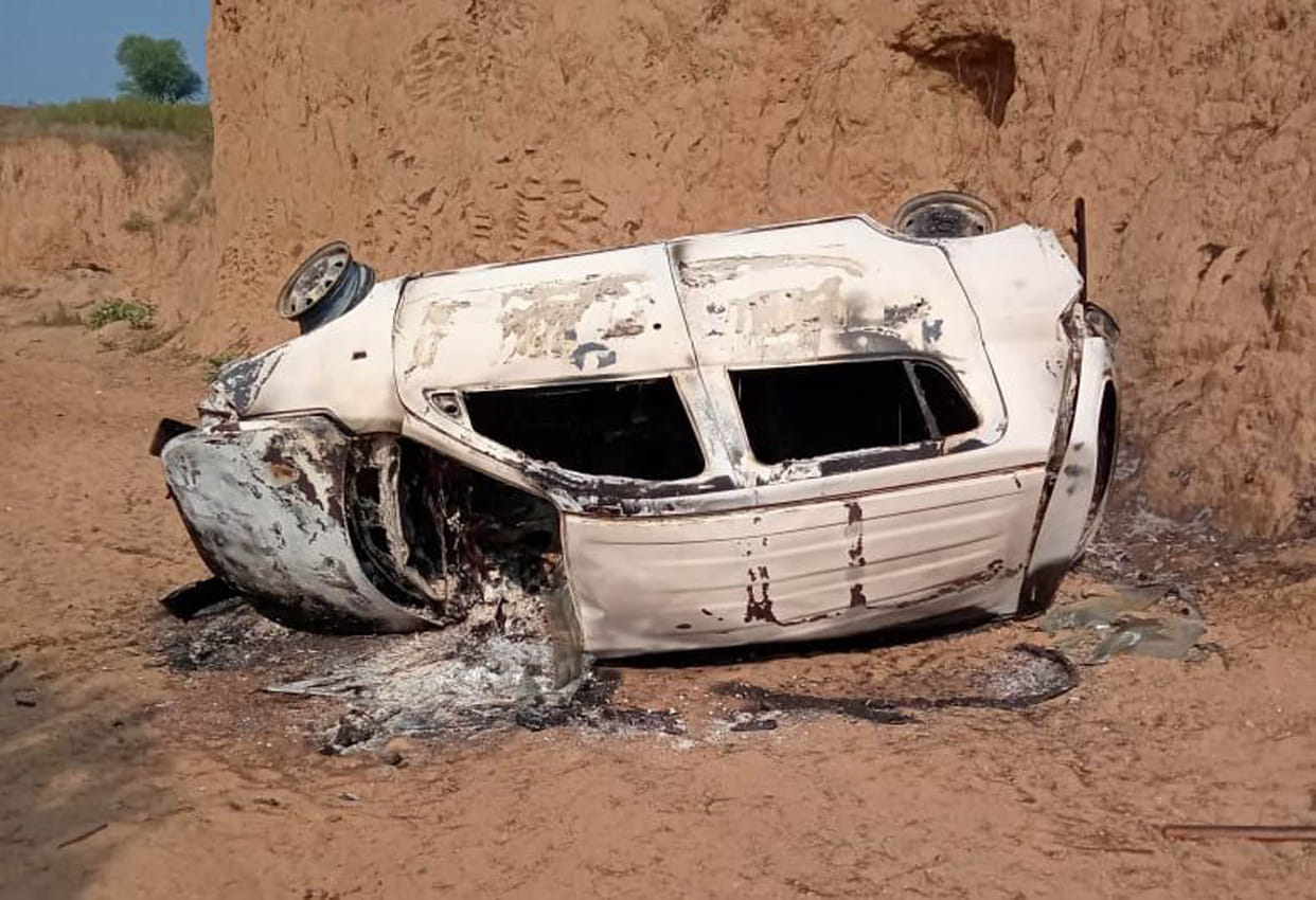 The car fell into a ditch, two injured including the head