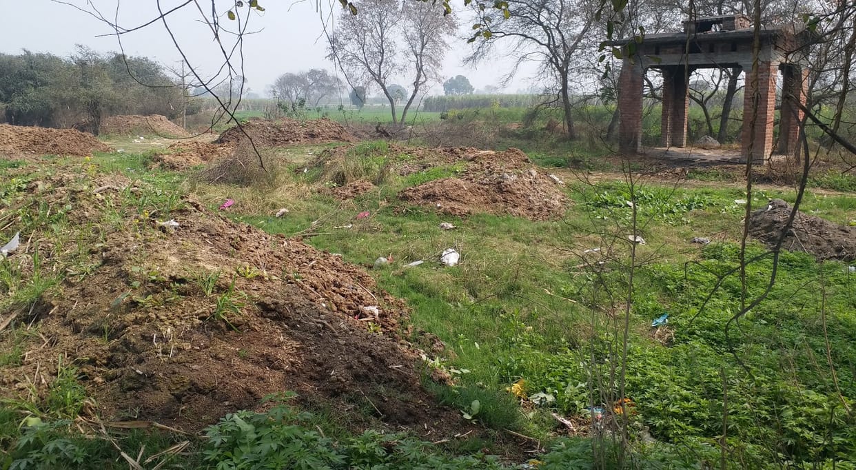 Sugarcane weighing center running on cremation ground in Dargahpur
