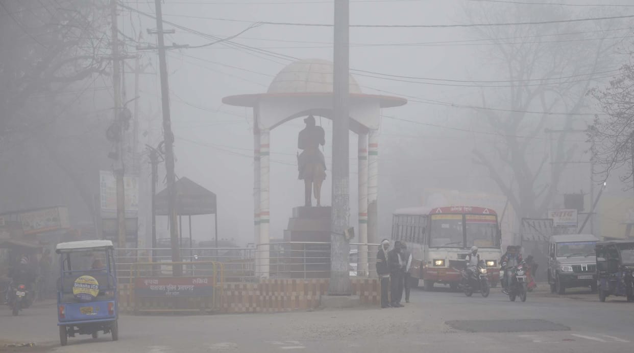 dense fog in the morning in pratapgarh