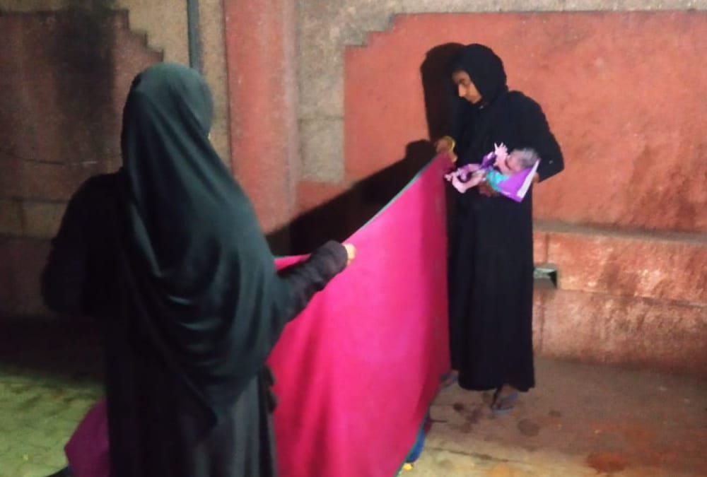 A lady delivered baby on road in Bahraich.