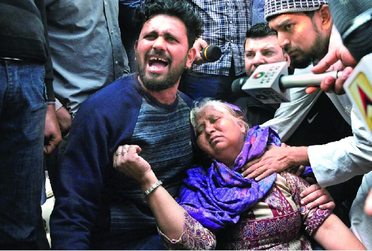 delhi violence see photos Sad family in memory of their loved ones