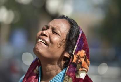 अस्पतालों के बाहर अपनों के शव मिलने का इंतजार करते लोग(फाइल फोटो))