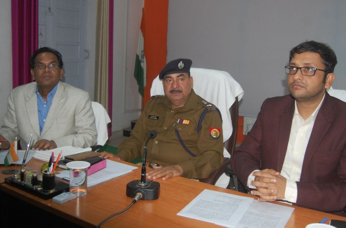 Three arrested for sending salve paper from social media
