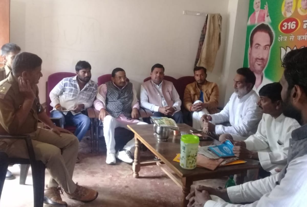 Miscreants firing former BJP district president house in maharajganj