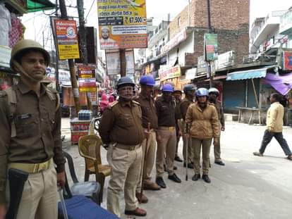 जुमा नमाज को देखते हुए मदीना मस्जिद के सामने लगी पुलिस।