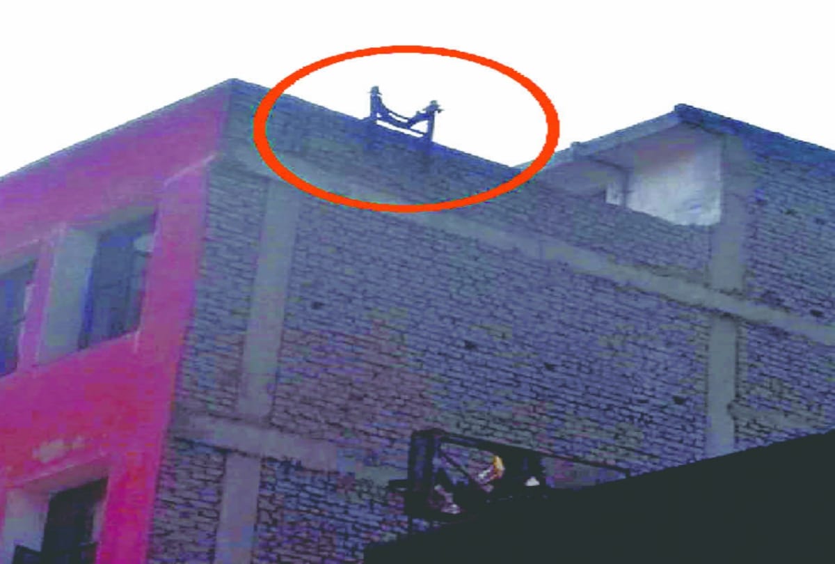 miscreants were throwing petrol bombs by making slingshot with iron angle