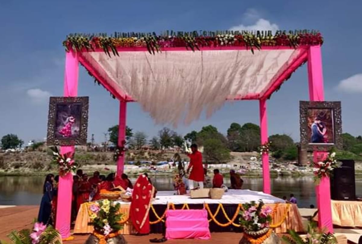 couple performed rituals on a boat in gomti river in sultanpur
