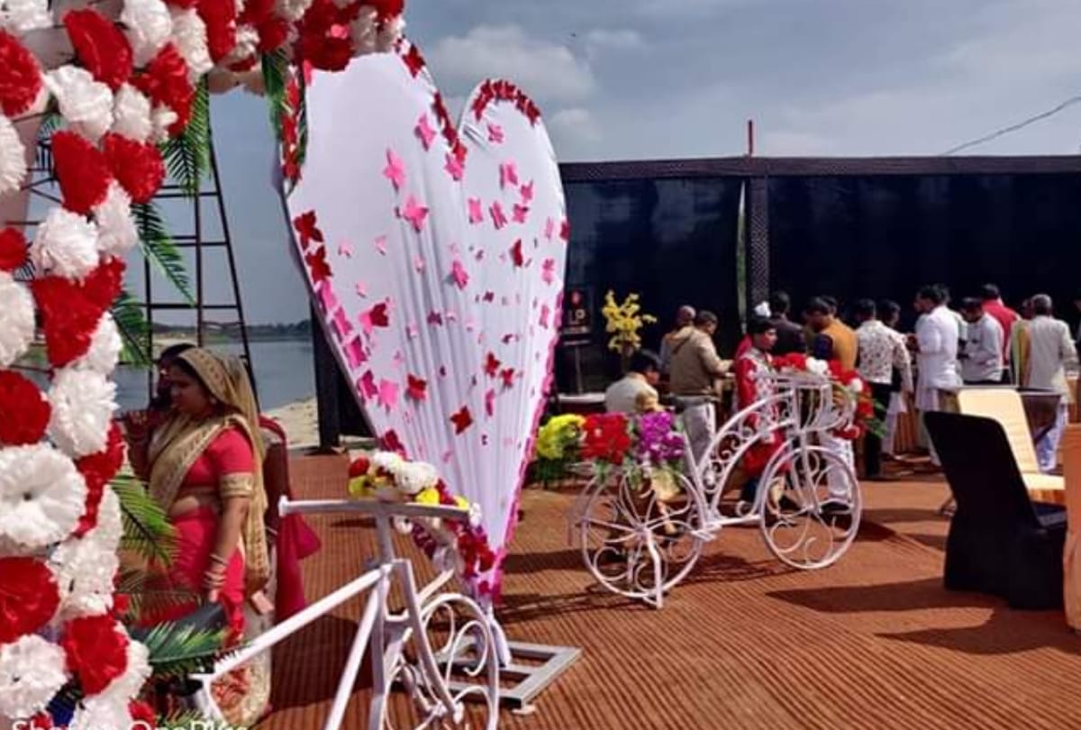 couple performed rituals on a boat in gomti river in sultanpur