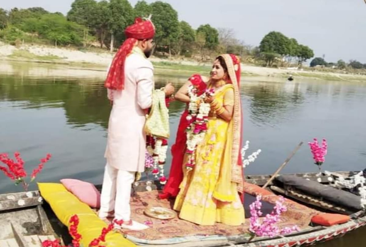 couple performed rituals on a boat in gomti river in sultanpur