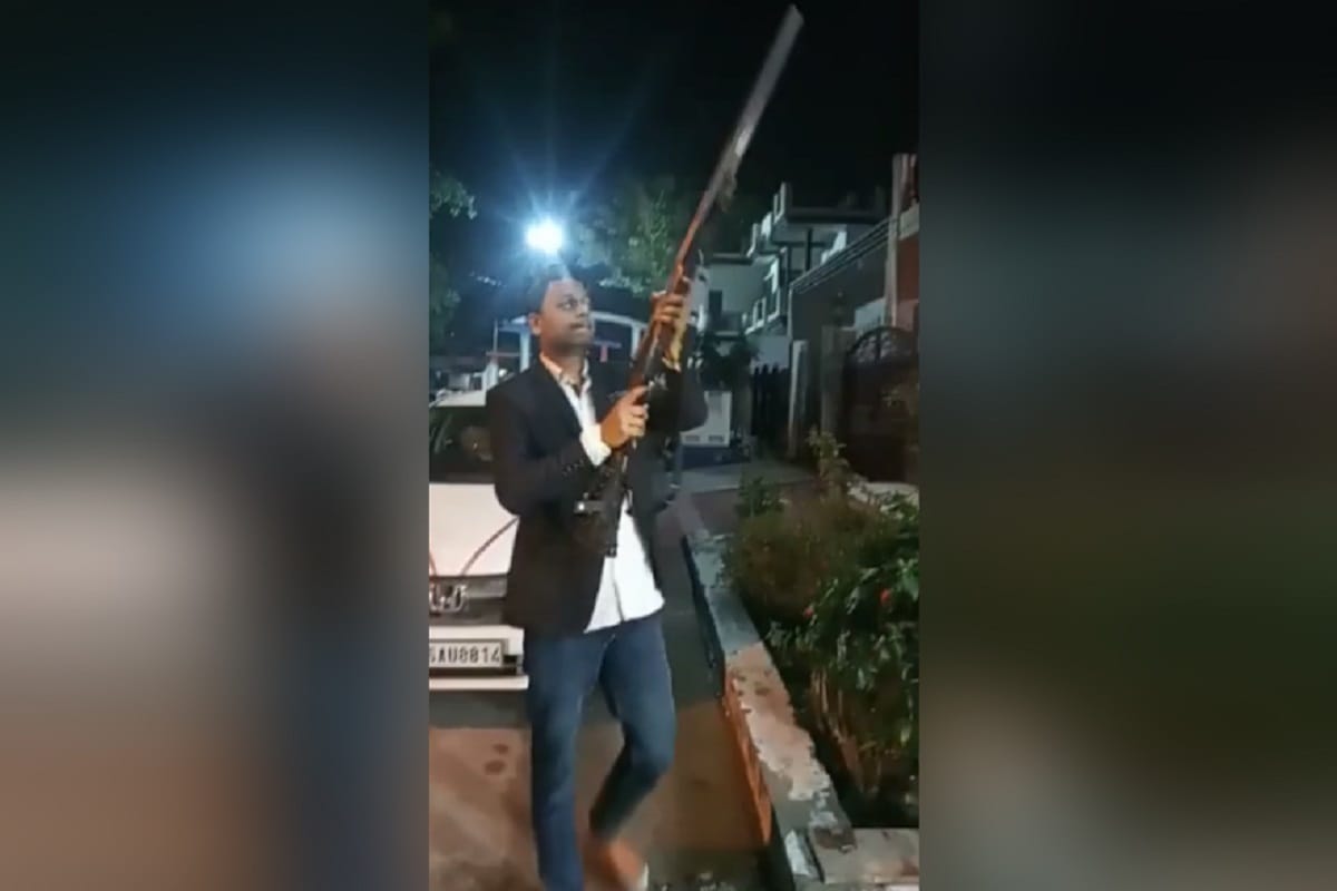 SP leader Mukesh Siddharth Made harsh firing with son, cop of three police station searching both