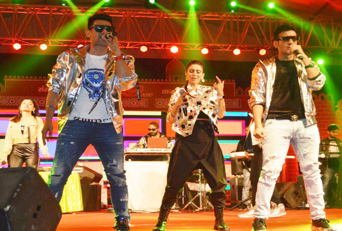 bollywood singer meet brothers performs in Taj Mahotsav 2020