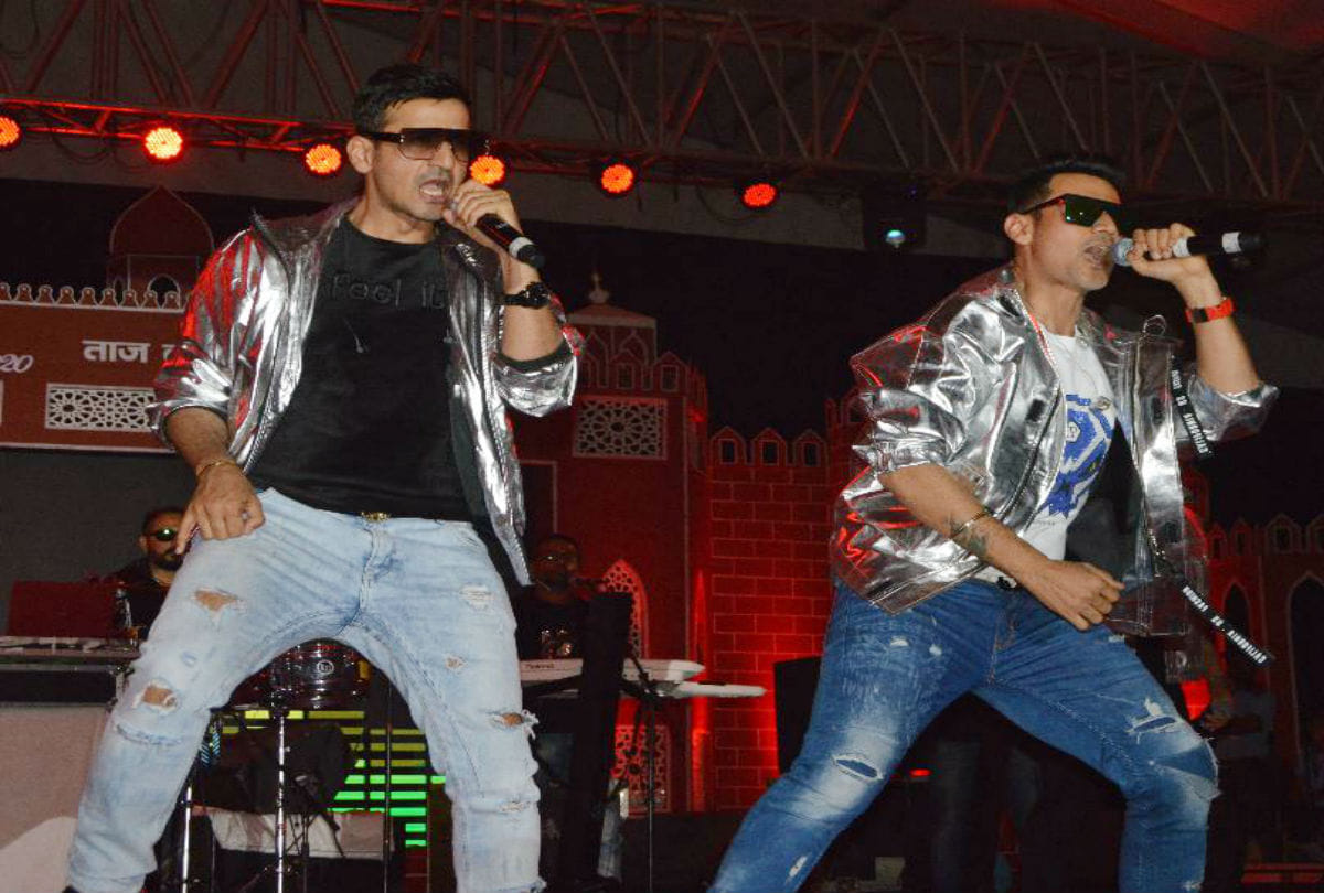 bollywood singer meet brothers performs in Taj Mahotsav 2020
