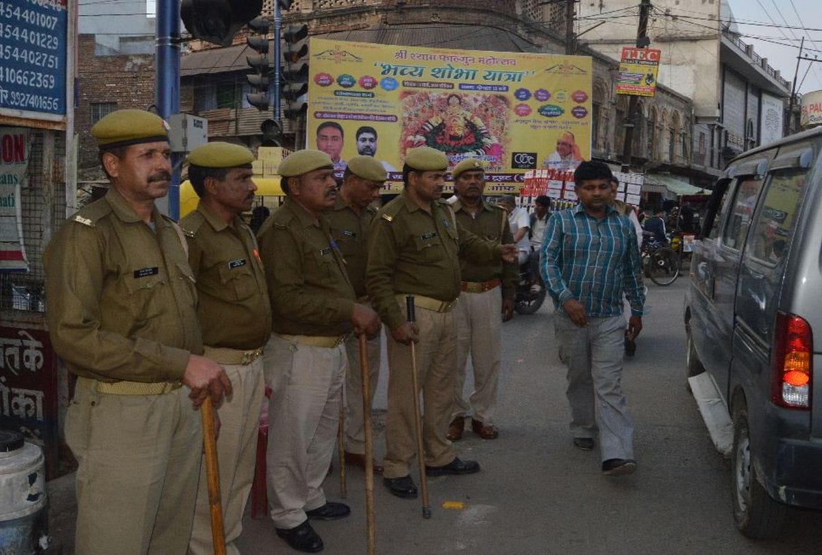 Juma Ki Namaj In High Security Dm and Ssp Agra At Places