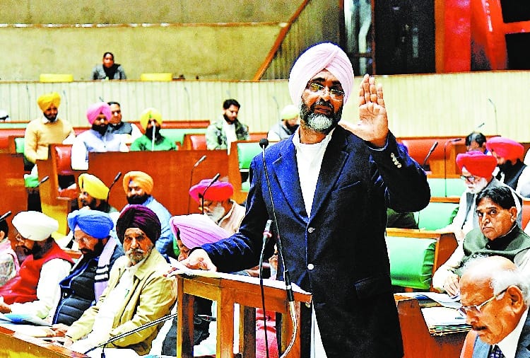 Punjab to reduce govt employees retirement age to 58 years