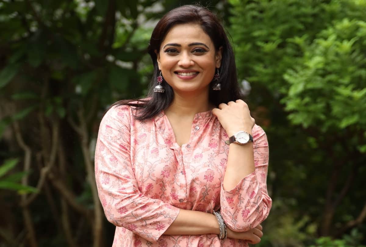 shweta tiwari in blue halter neck dress with cute smile caption bas yun hi