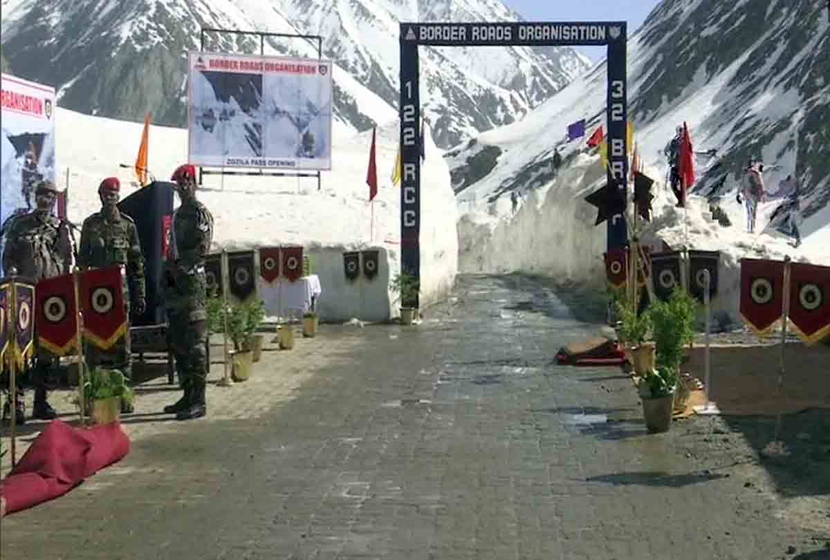 Snow removal work started on Srinagar Leh highway