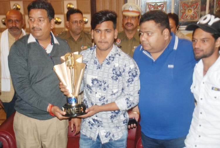 Indian Idol 11 winner Sunny hindustani reached at home got warm welcome