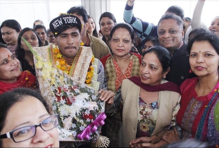 Indian Idol 11 winner Sunny hindustani reached at home got warm welcome