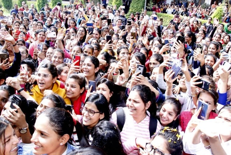 Indian Idol 11 winner Sunny hindustani reached at home got warm welcome