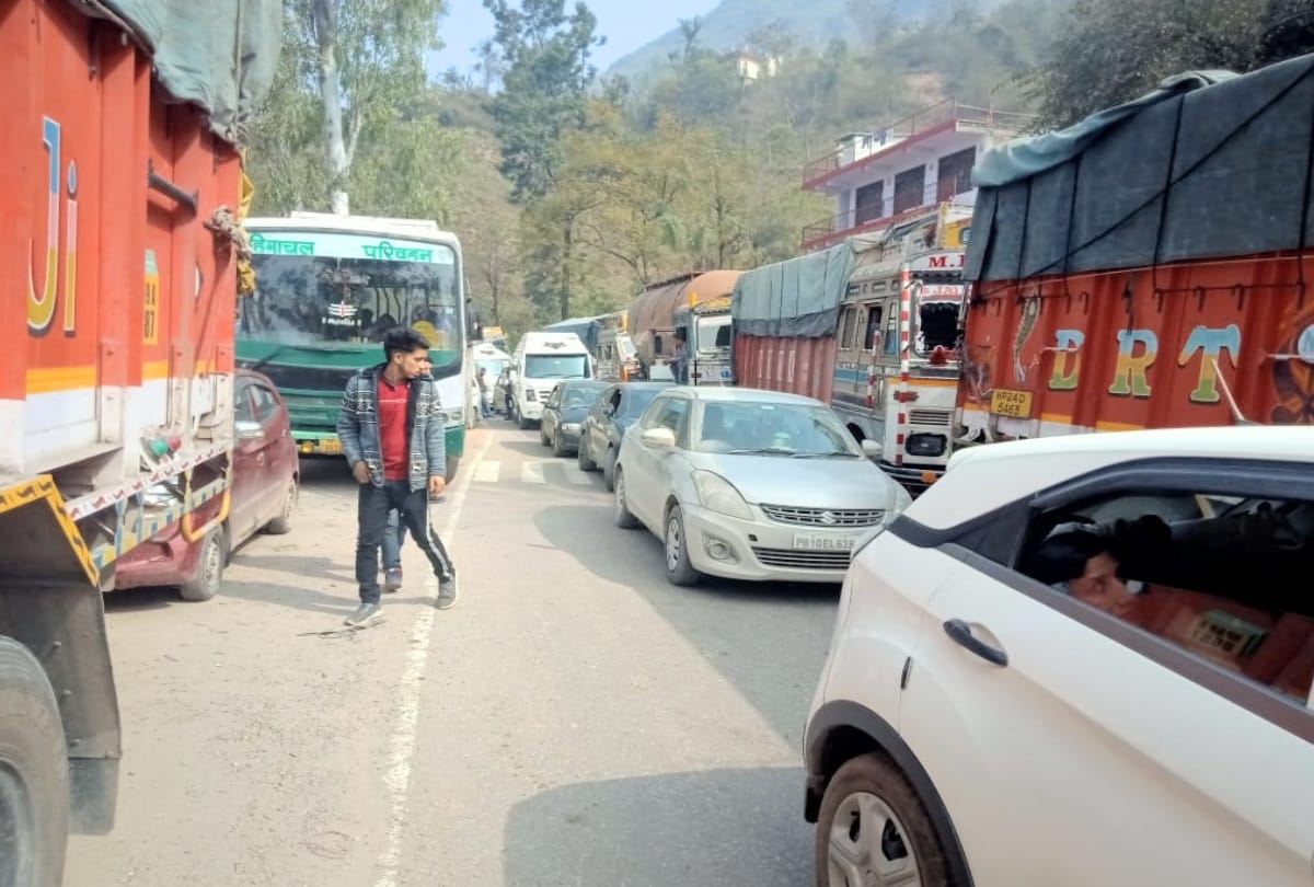 traffic jam on Chandigarh-Manali highway in bilaspur himachal
