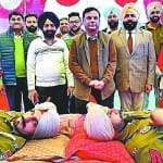 रक्तदान करते पुलिसकर्मी