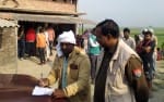 गंभीरपुर थाना क्षेत्र के सद्दोपट्टी में  फांसी लगाकर आत्महत्या की खबर के बाद मौके पर लोगों की भीड