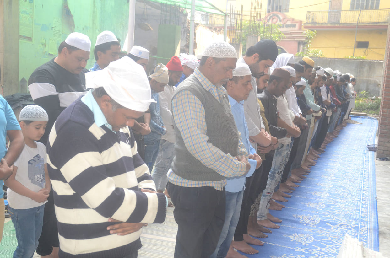 alart ke beech sauhaardapoorn maahaul mein ada huee jume kee namaaj