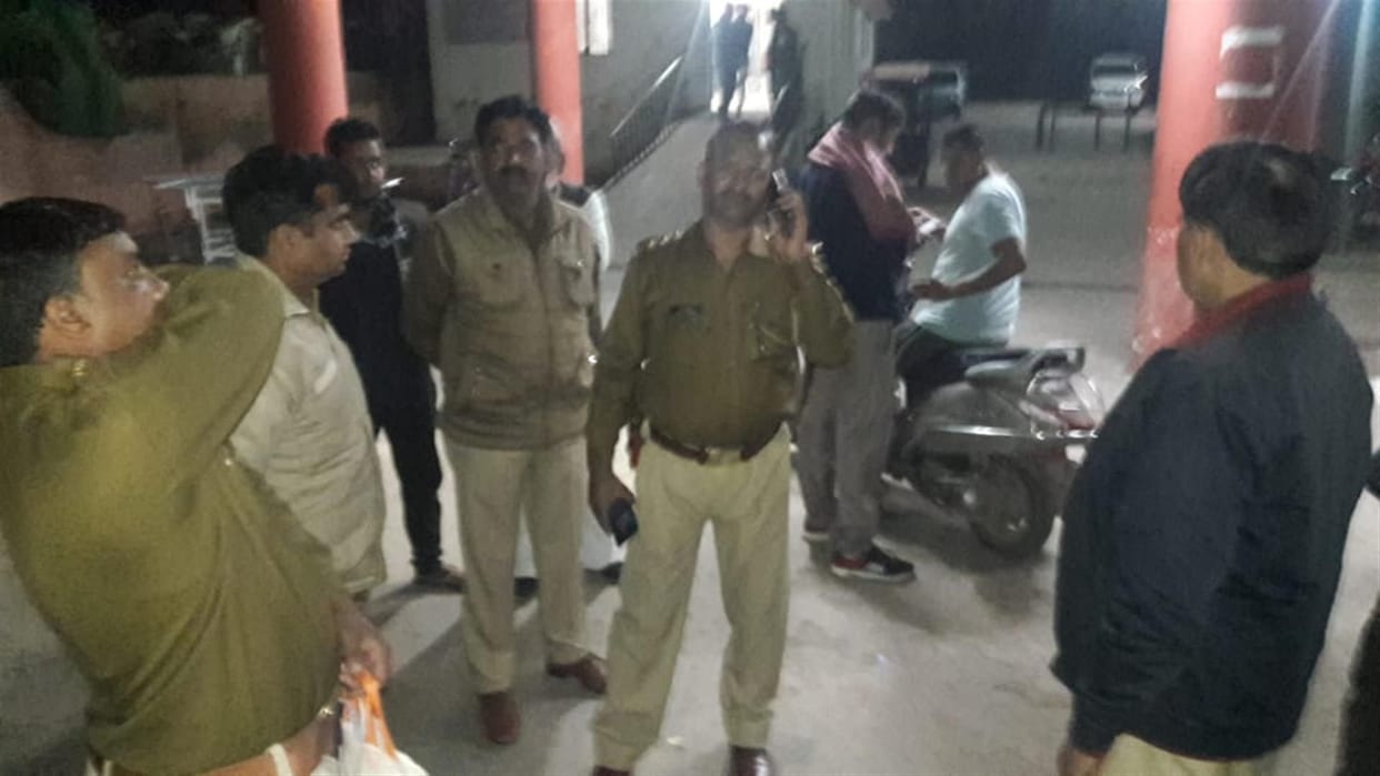Hathras: A bike riding constable going to serve summons collides, dies
