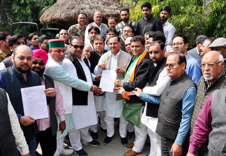Congress submits memorandum to MP, demands to raise farmers' issues in Parliament