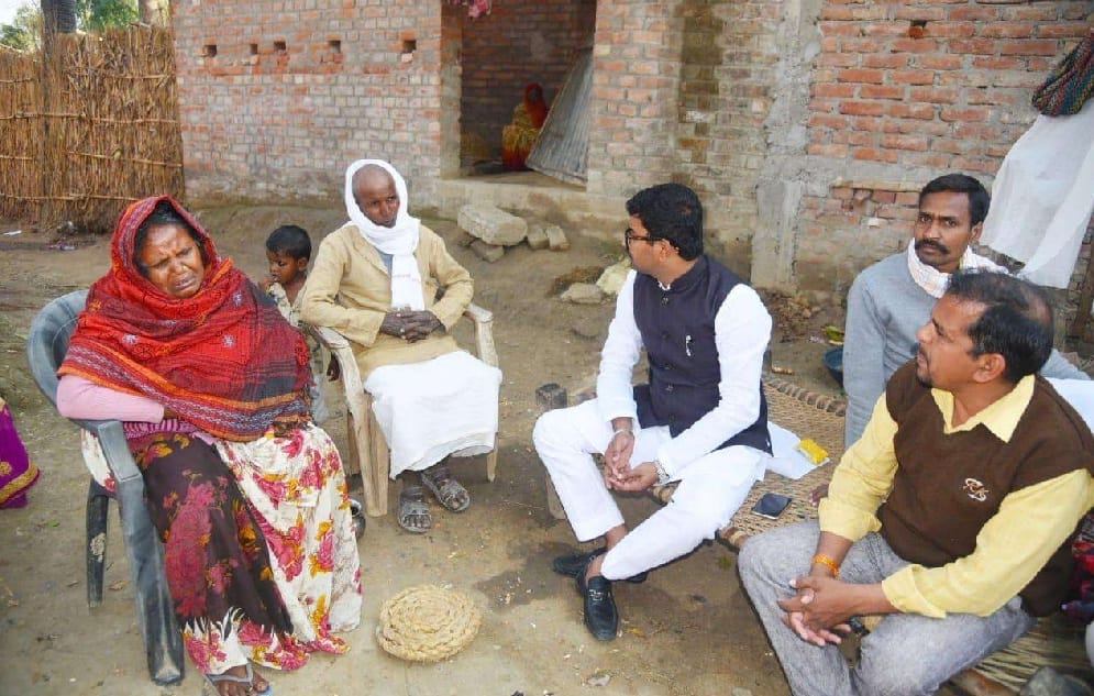 Financial assistance given to the relatives of the deceased in a road accident in ballia