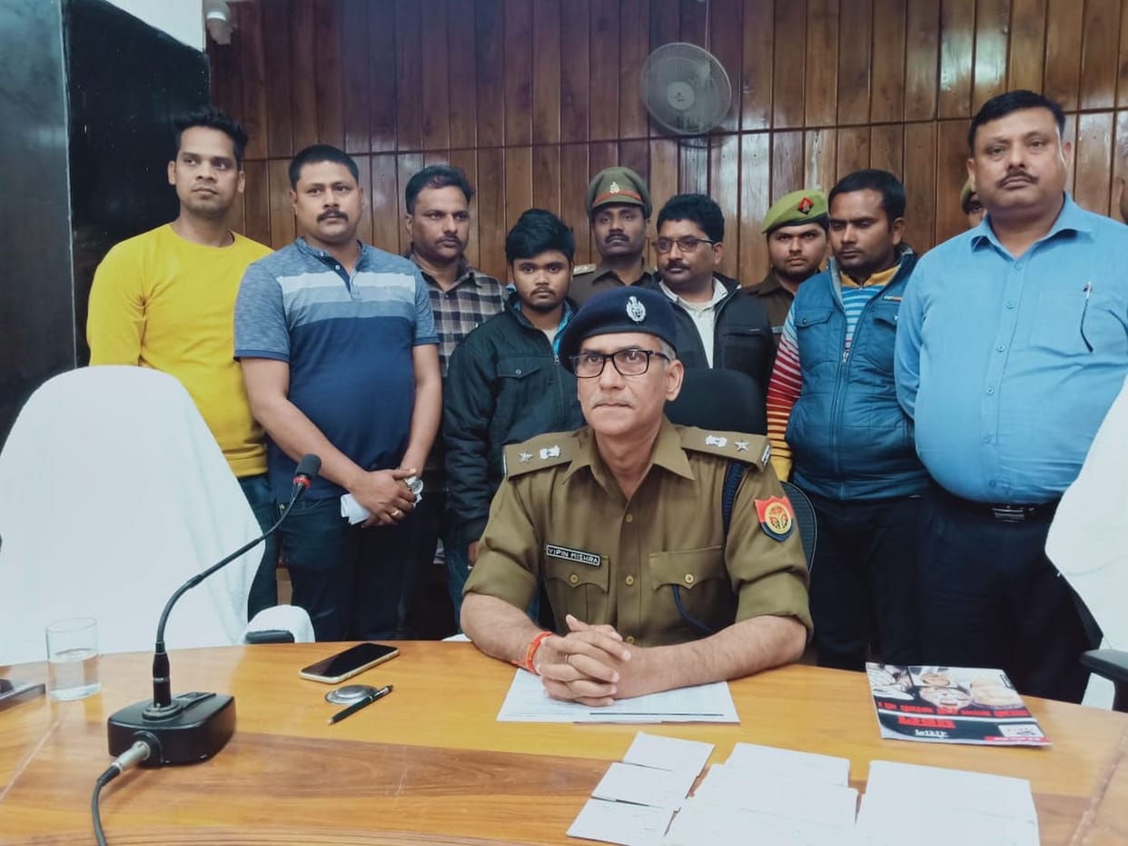 Paper leaking gang busted, three arrested