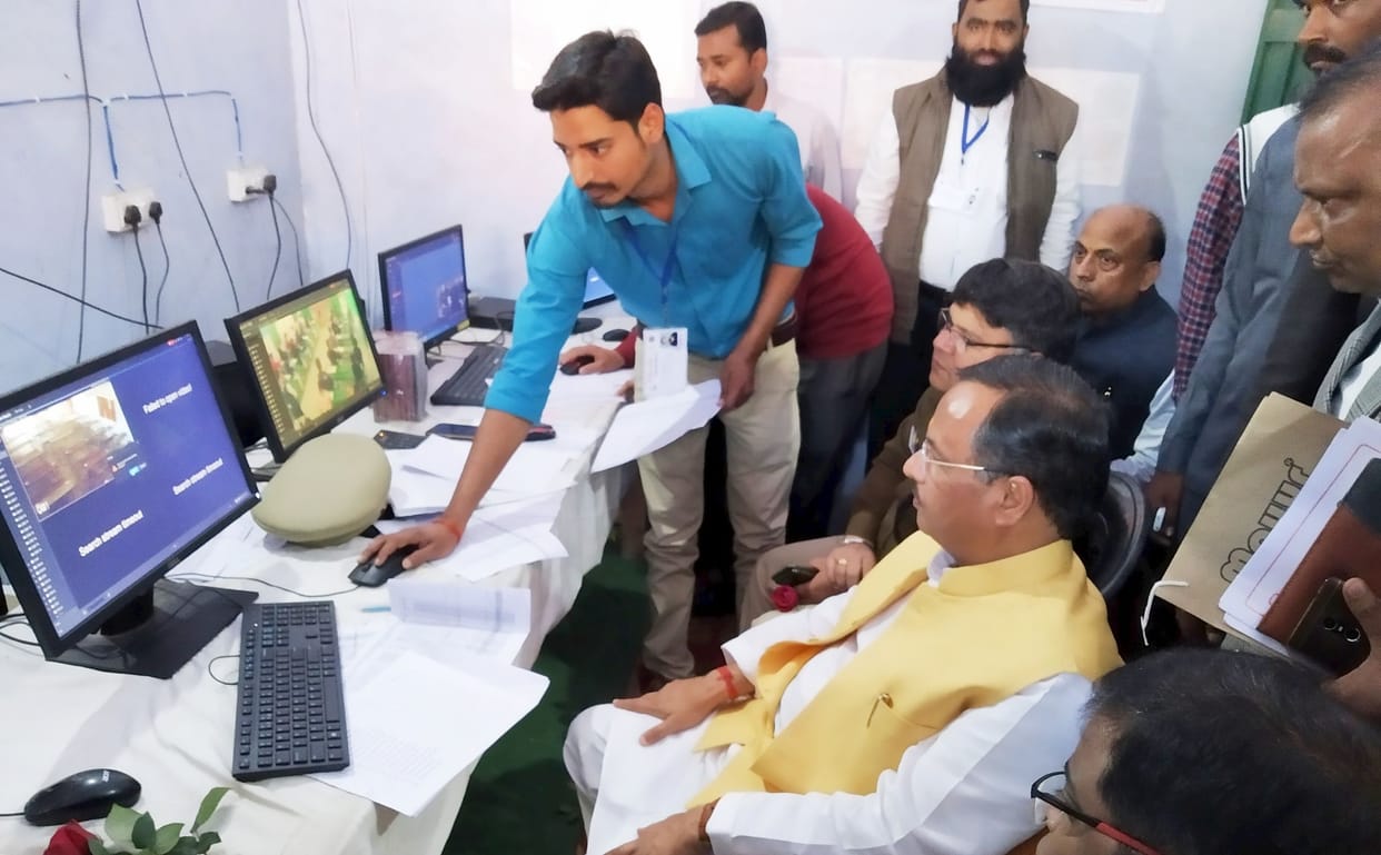 Poll of examination room open in front of deputy CM