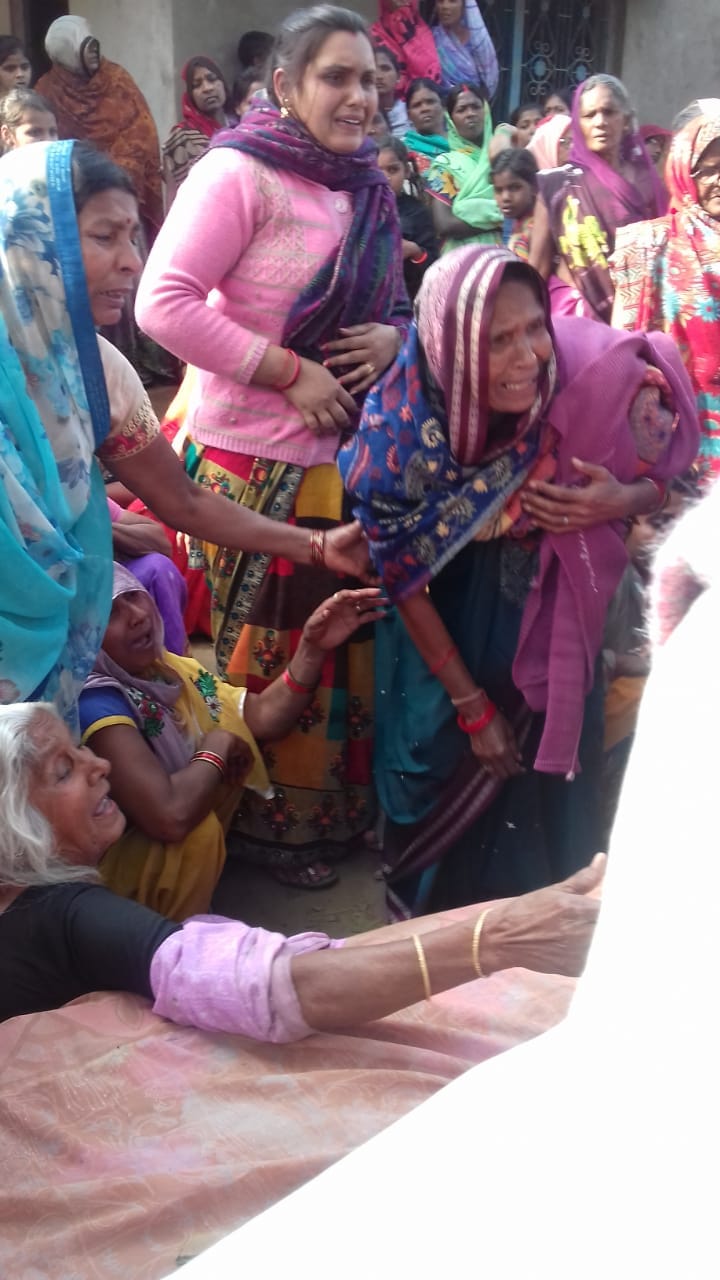 The laborer picking up the iron came in shock, the woman touched the electric wire